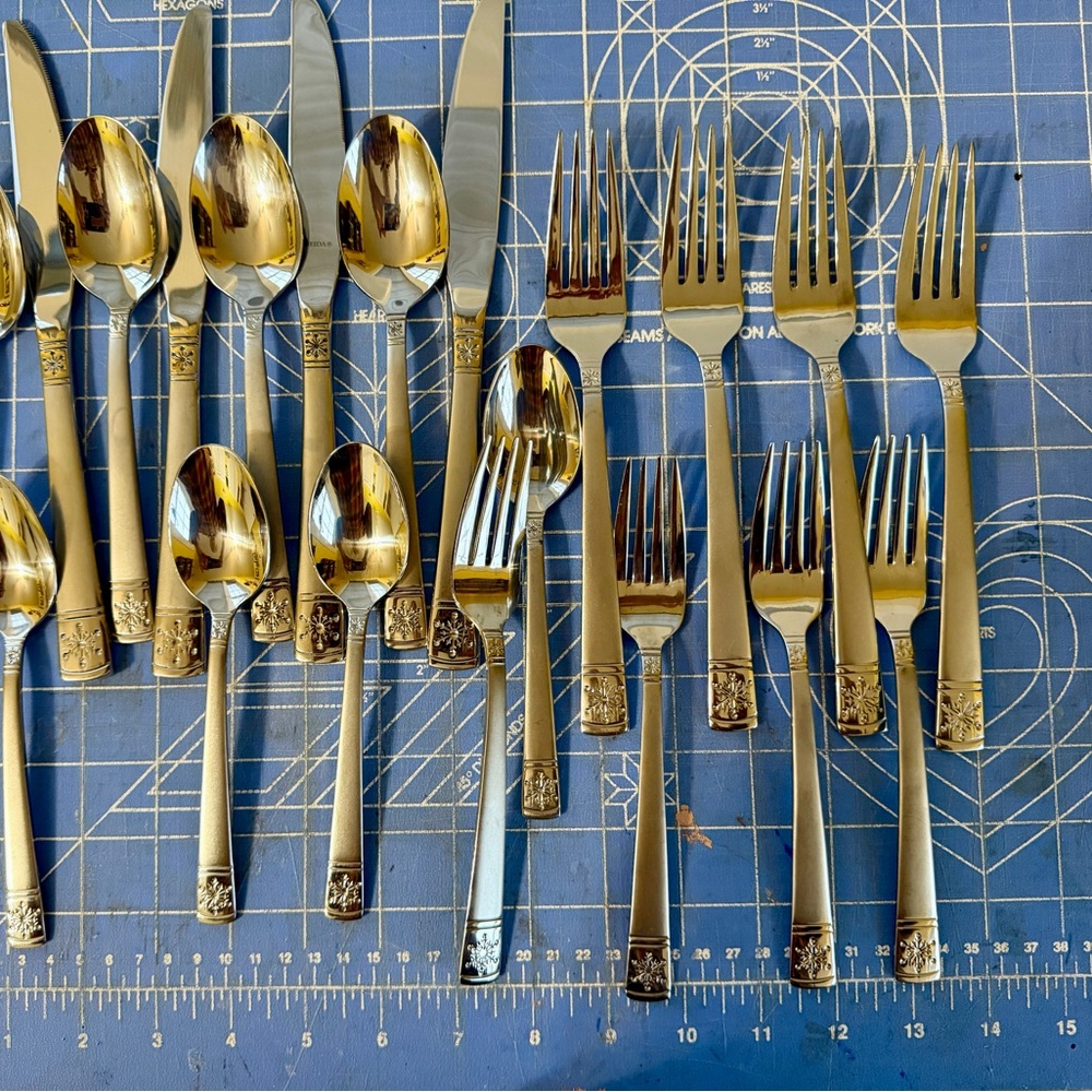 Oneida snowflake stamped set of 4, 5 piece place setting silverware